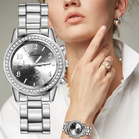 Dámské stříbrné hodinky se hodí k elegantnímu stylu ženy