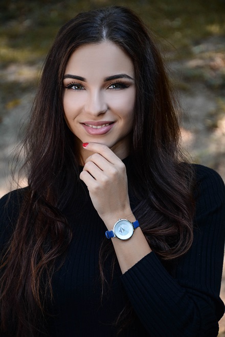 Modré hodinky krásně oživí váš look