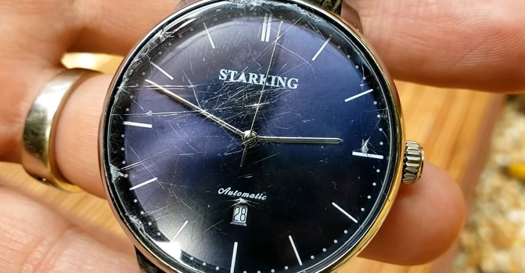 Jak snadno odstranit škrábance ze sklíčka hodinek?