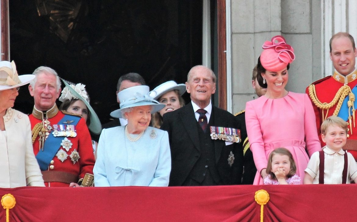 Jaké hodinky nosí britská královna Alžběta? A jaké další členové královské rodiny?