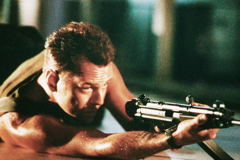 McClane zamířil na nepřítele, my můžeme vidět jeho hodinky uvnitř zápěstí