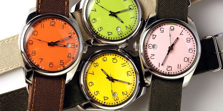 Jak vybrat správnou barvu ciferníku hodinek – co která barva znamená?
