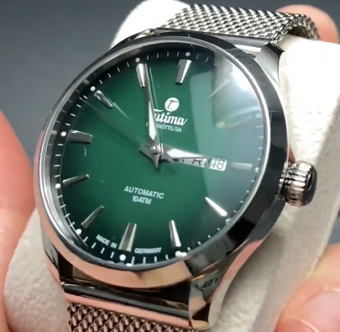 Zelená barva ciferníku hodinek