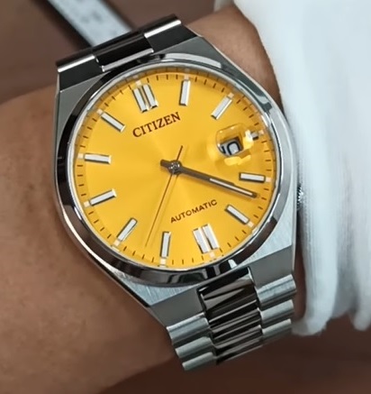 Žlutý ciferník hodinek