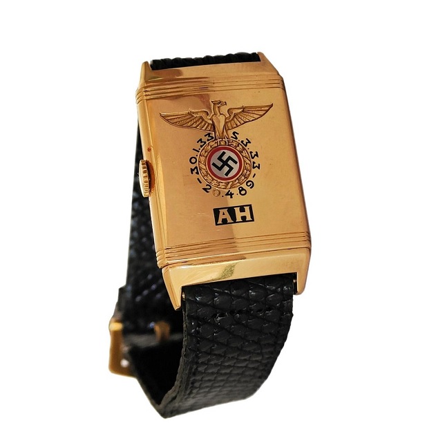 Na hodinkách od Andrease Hubera jsou písmena "AH", hákový kříž a znak nacistického orla.