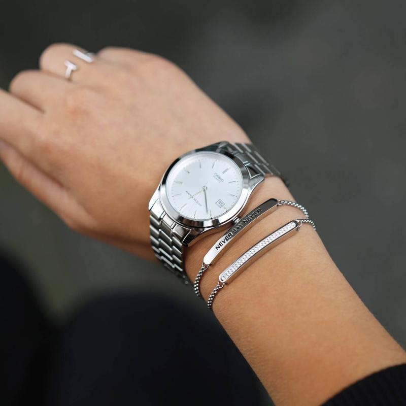 Dámské stříbrné hodinky vypadají opravdu elegantně.