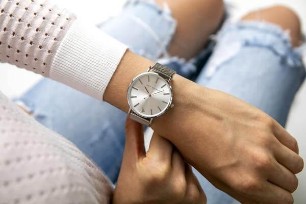 Ke svetru nebo košili si klidně vezměte stříbrné hodinky